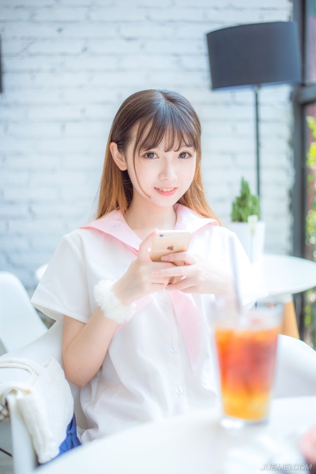 “好像蝉儿姐姐这些年也没变过，反倒是我们都快老了，你说是不是夫君偏心，传了蝉儿姐姐什么不传之秘？”小乔好奇道。